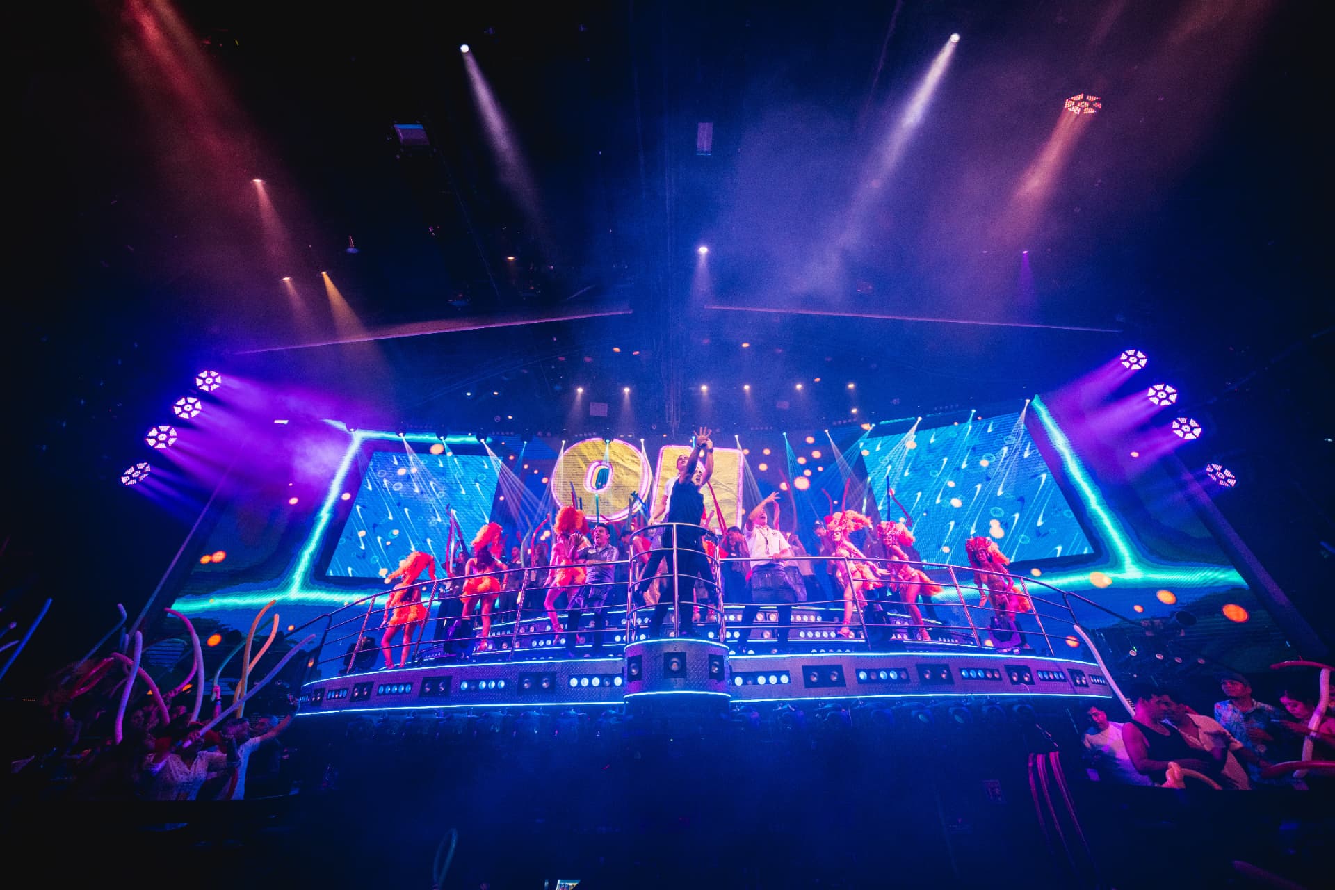 Show Follow the Leader com dançarinas no palco central