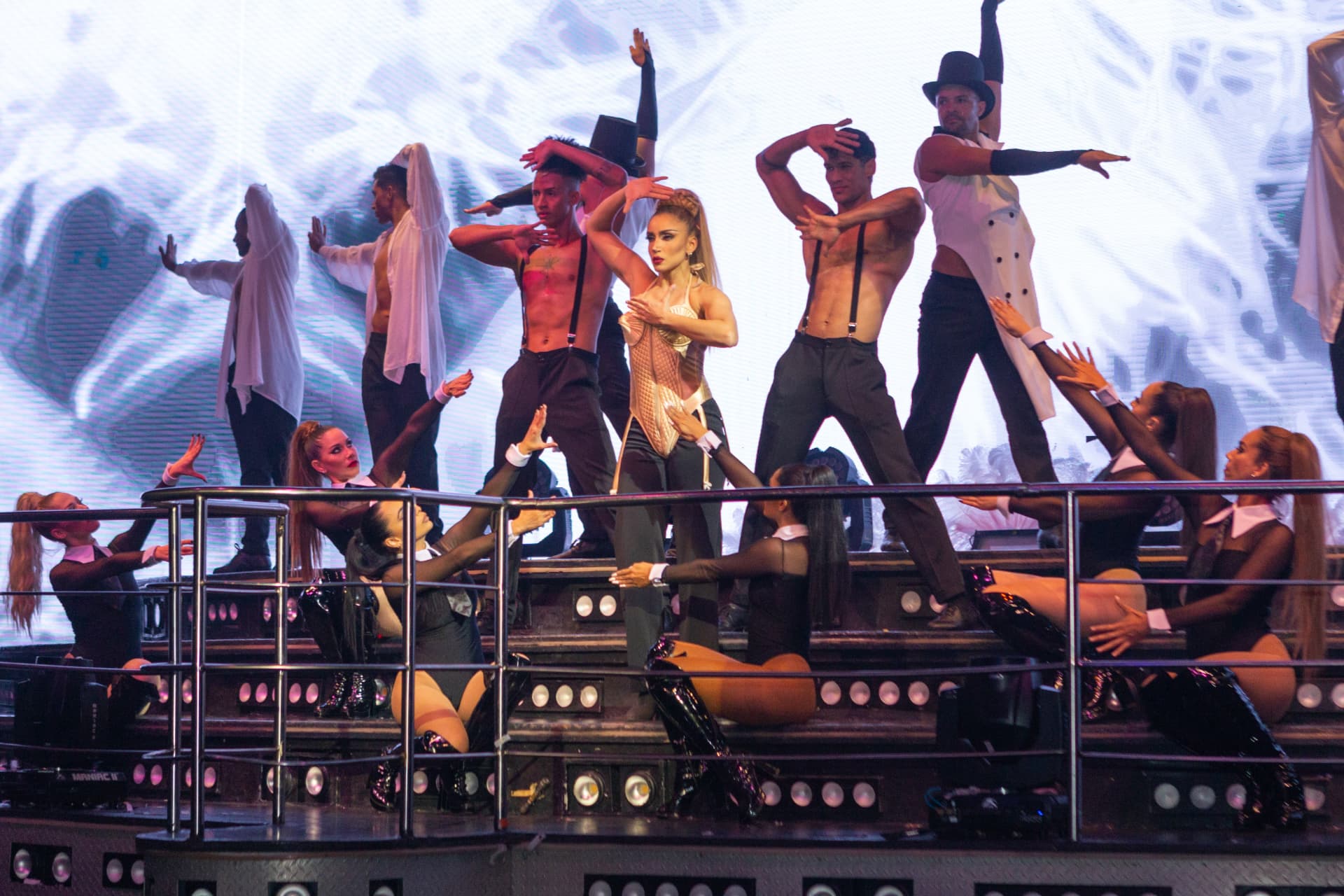 Tributo à Madonna com corpo de baile no palco