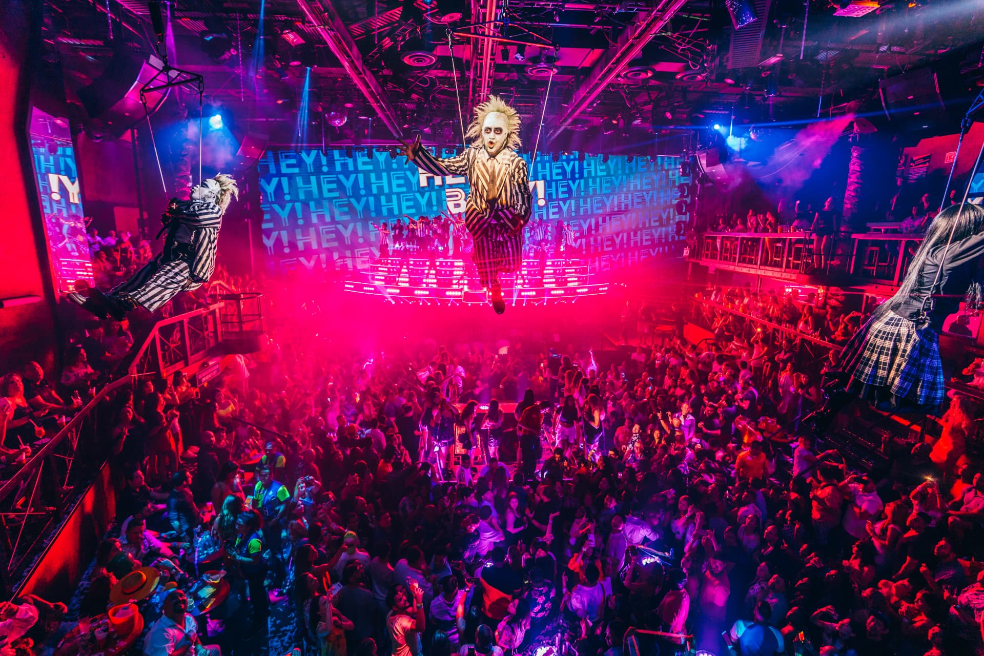 Personagem Beetlejuice suspenso sobre a pista lotada