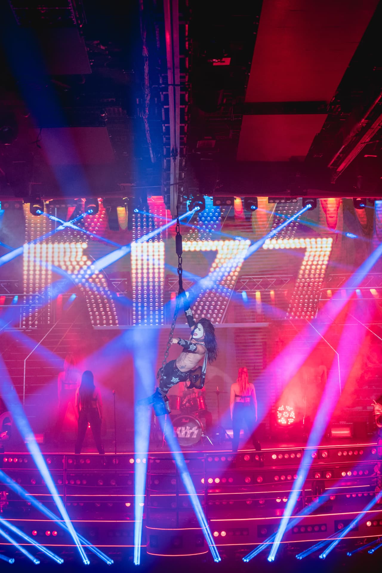 Performer do tributo ao KISS suspenso por correntes