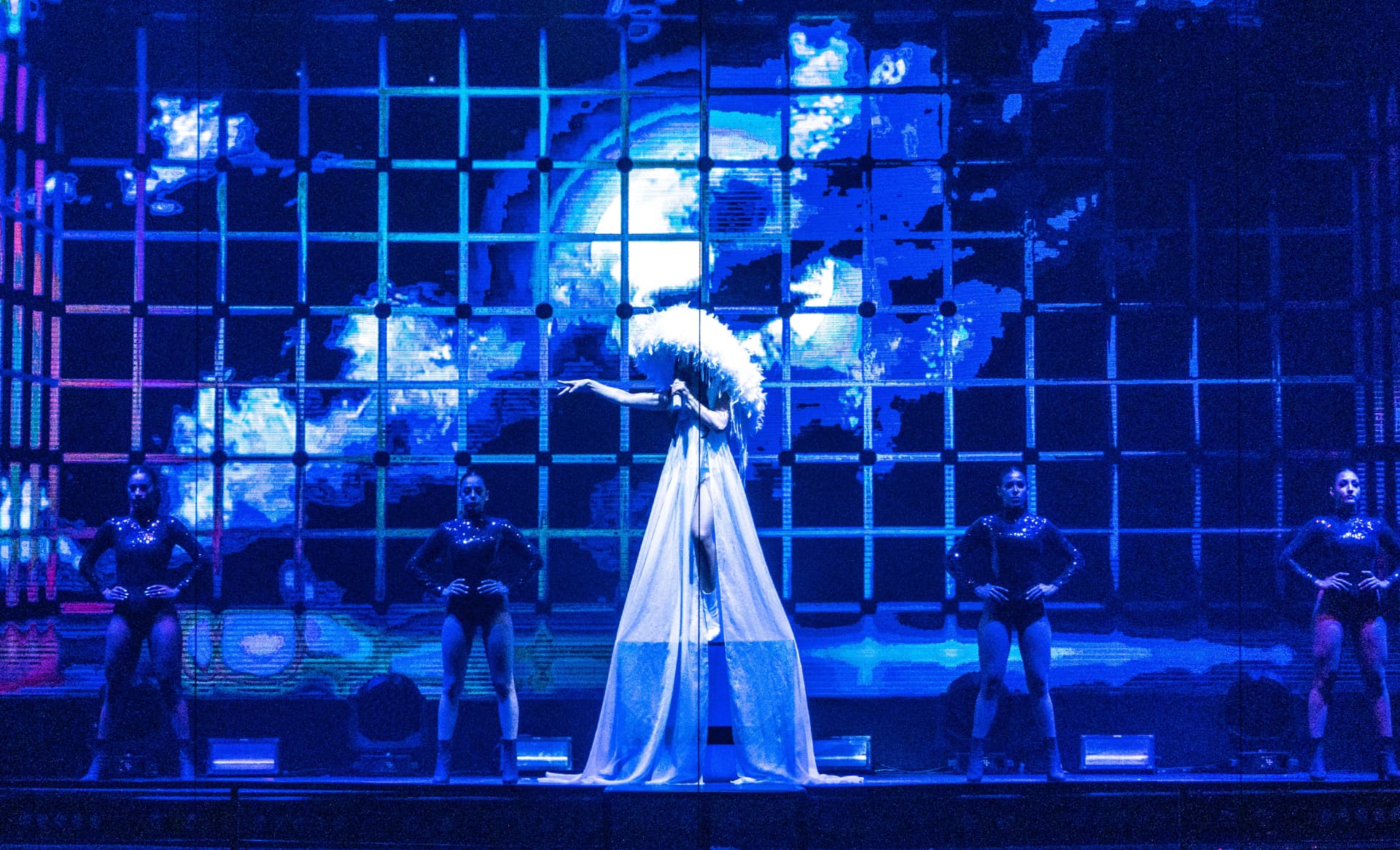 Performance em tons de azul com cenário de LED