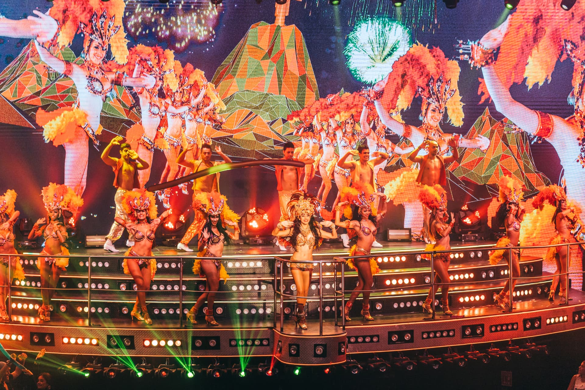 Apresentação de samba no palco do CocoBongo