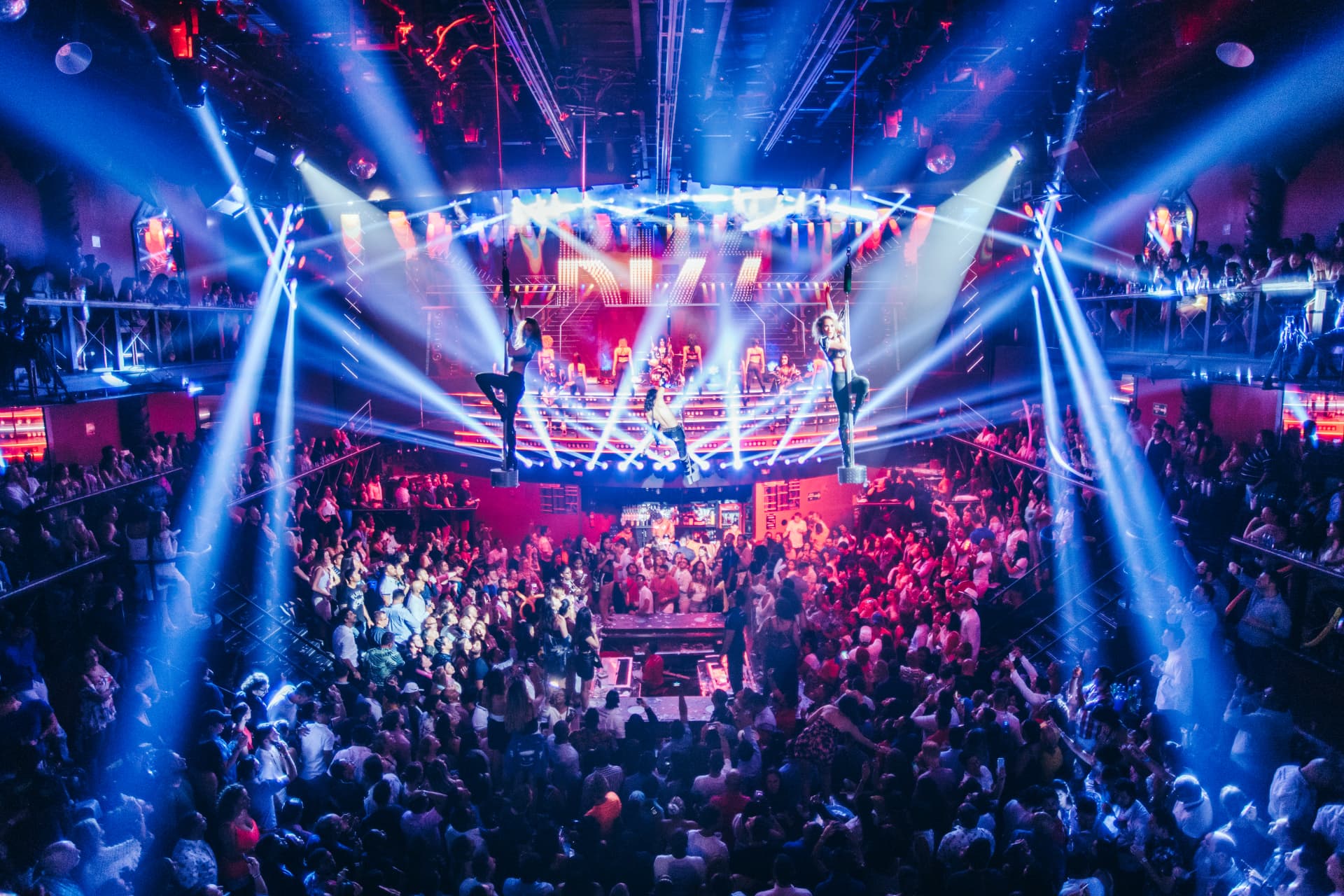 Show do CocoBongo com acrobatas aéreas e luzes azuis