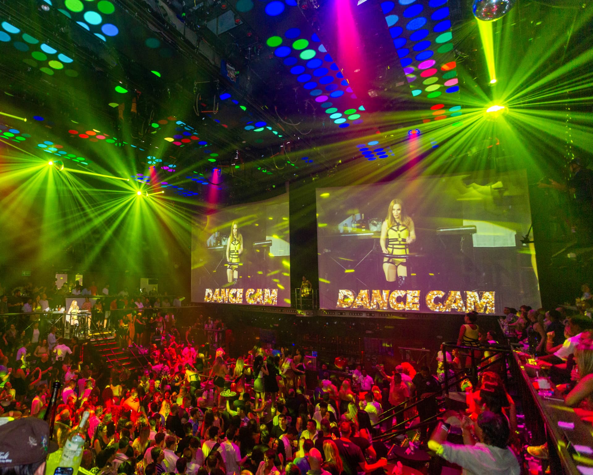 Dance Cam nos telões com lasers verdes na pista